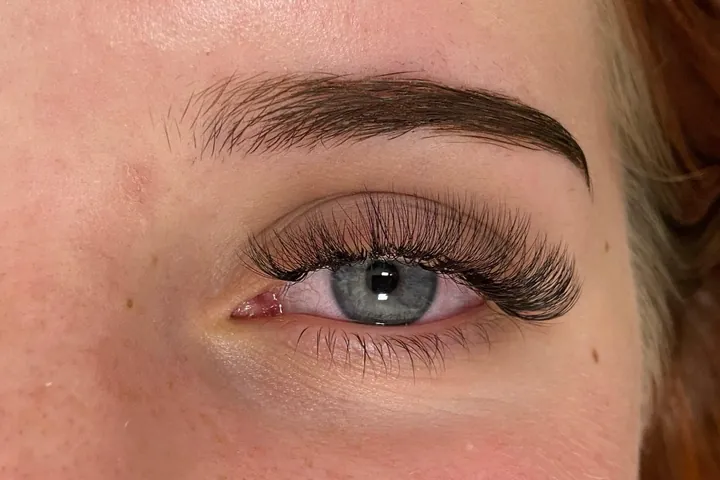 Volle Wimpern und gepflegte Augenbraue