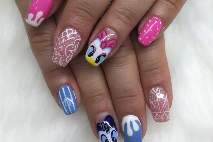 Nail Art mit Comic-Ente, Spinnennetz und Farbverläufen