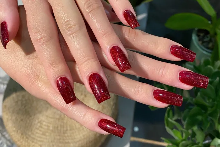 Lange Nägel in glänzendem Rot