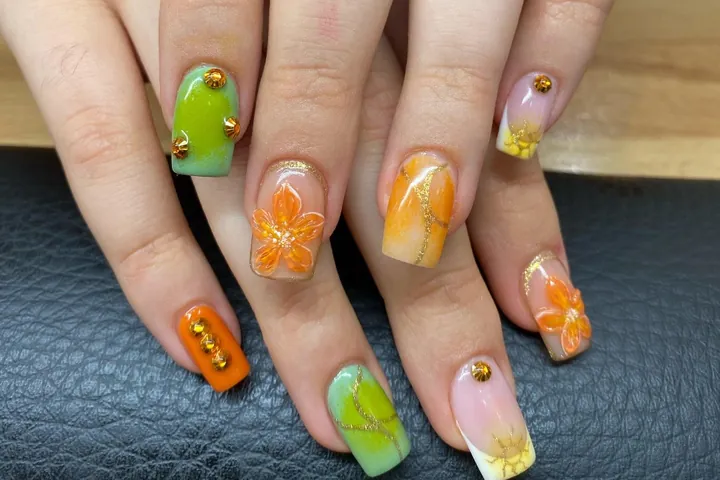Bunte Nail Art in Grün, Orange und Gelb