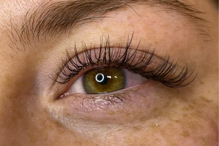 Wimpernverlängerung mit natürlichem Schwung